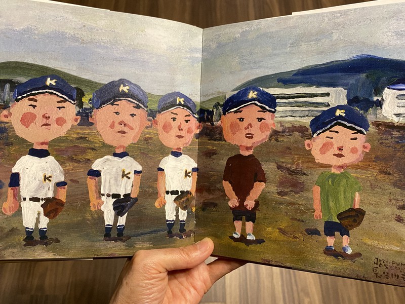 長谷川義史さんの絵「野球少年」。長谷川さんは震災から約3カ月後、宮城県石巻市を訪れた。この時、自分の家の屋根に乗って、お父さんと一緒に津波に流されたと語る野球少年に出会った。少年はその後も野球を続け、2018年の夏に甲子園に出場したという