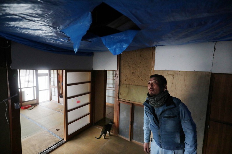 2月13日の地震で壊れた自宅の様子を見るため帰宅した黒はばき一則さん=福島県新地町で2021年3月9日午後4時57分、和田大典撮影