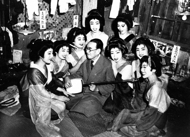 ロック座の踊り子に囲まれご満悦の永井荷風(1951年11月撮影)