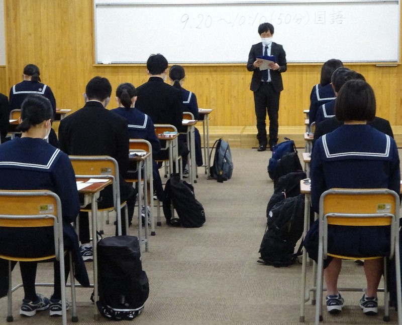 高校入試の開始を待つ受験生ら=鳥取県米子市勝田町の米子東高で、柴崎達矢撮影