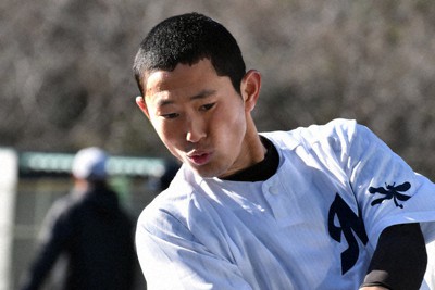 西岡颯内野手（２年）＝高知県須崎市で、北村栞撮影