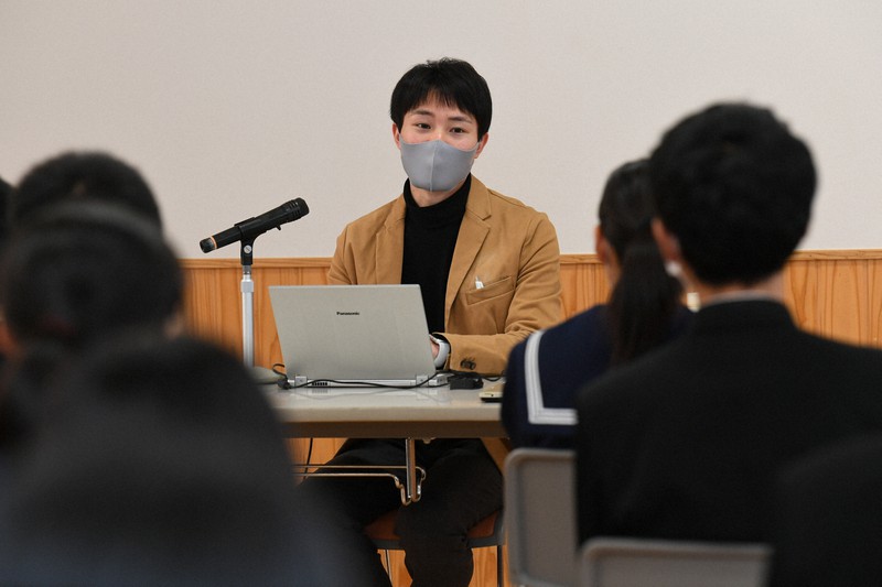 道徳の授業で震災で得たことについて語る黒沢永さん=福岡県飯塚市で2021年3月10日午前9時4分、矢頭智剛撮影
