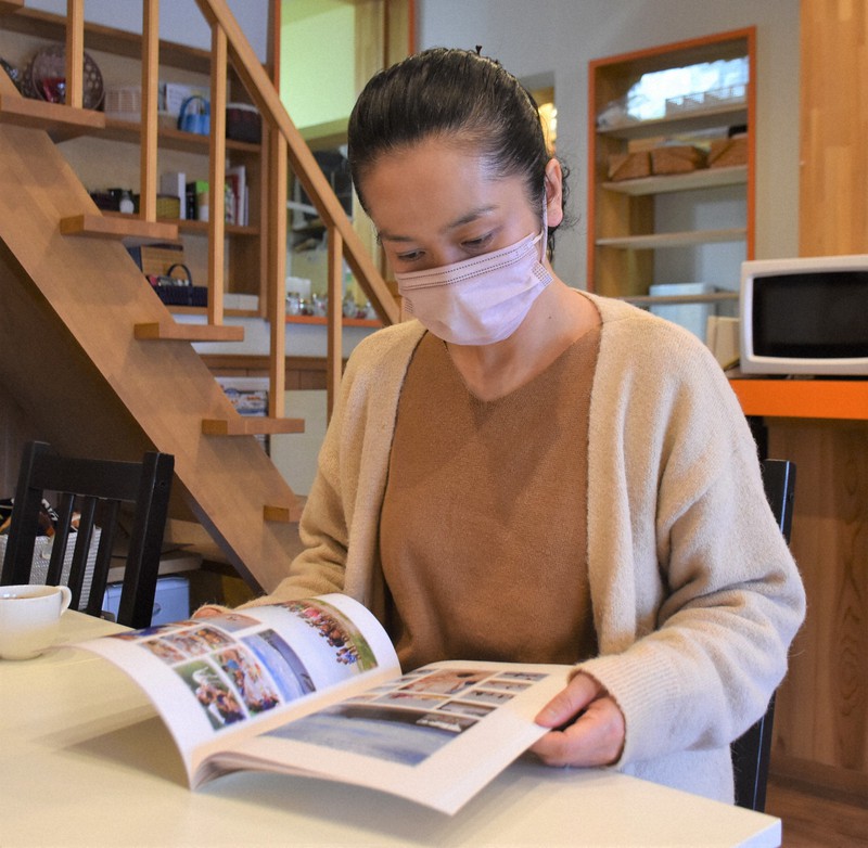 京都に避難して以来、続けてきた避難者支援活動を振り返る斉藤夕香さん=京都市下京区で2021年3月5日午後2時19分、添島香苗撮影
