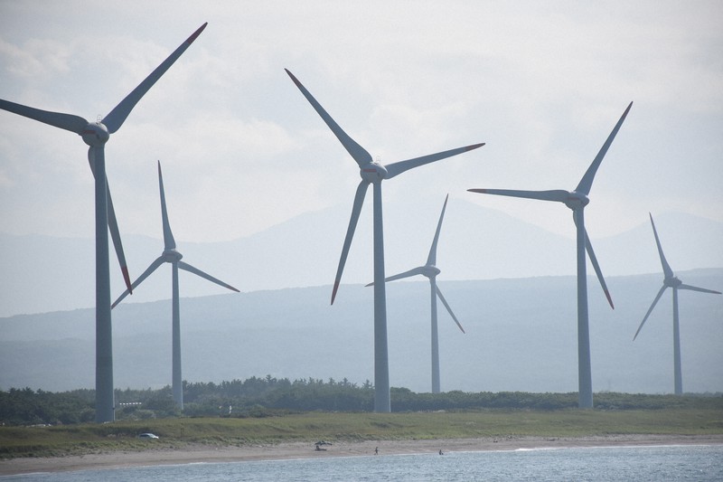 海岸に立つ風力発電機=北海道寿都町で2020年8月27日午後2時39分、高橋由衣撮影