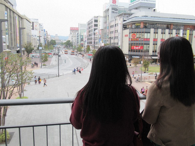 現在暮らす姫路市の町並みを眺める渥美藍さん(左)と母=兵庫県姫路市で2020年10月28日午後3時15分、山本真也撮影
