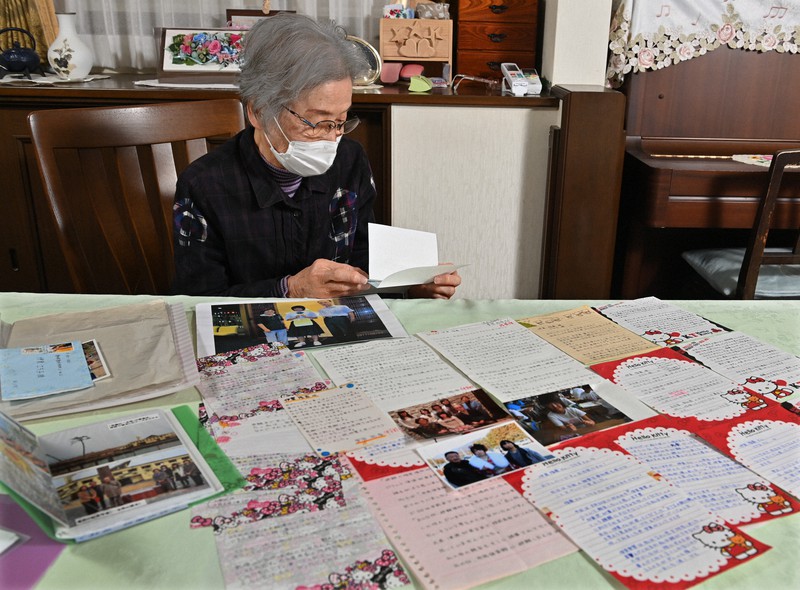 東日本大震災で被災した菅原祐希さんから届いた手紙を読み返す伊東さち子さん=愛知県豊田市で2021年2月26日、兵藤公治撮影