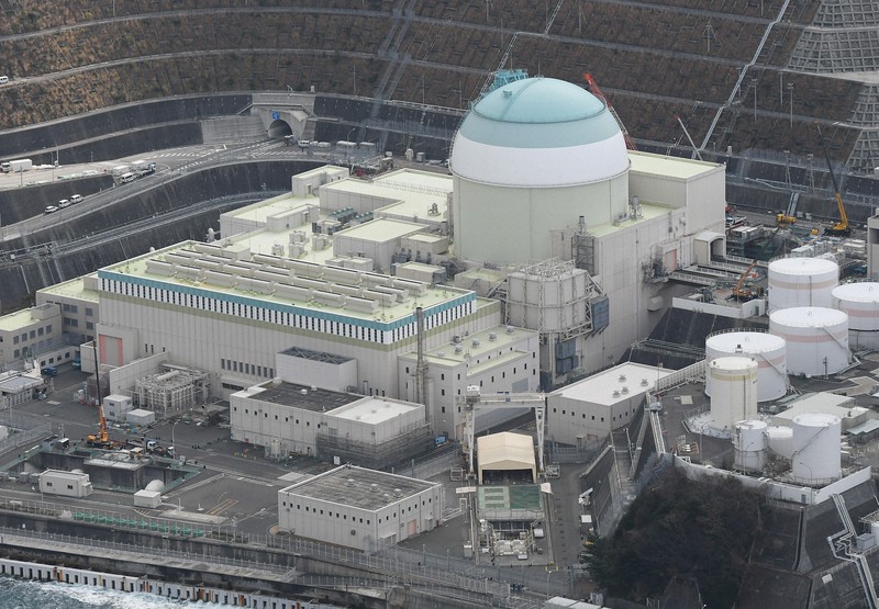 プルサーマル発電をする四国電力伊方原発3号機=愛媛県伊方町で2020年1月13日、本社ヘリから大西達也撮影