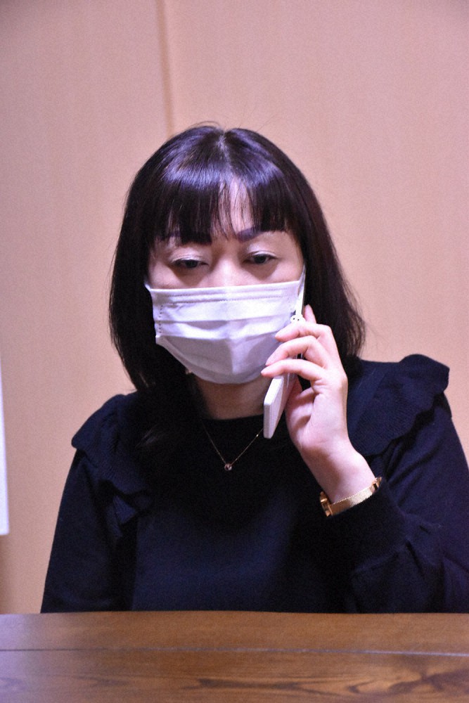 記者の取材中にも、根本久美子さんの携帯には避難者から相談電話がかかってきた=新潟市北区で2021年3月6日午後6時23分、北村秀徳撮影
