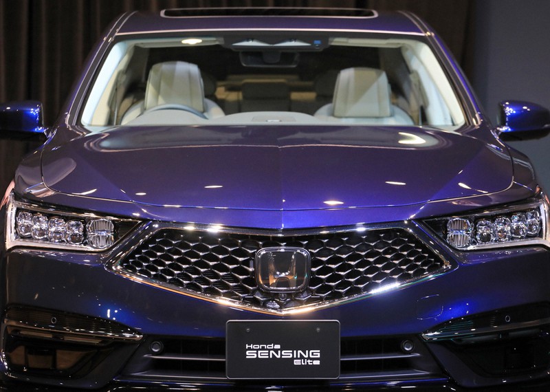レベル3の自動運転を実現し、ホンダが世界で初めて発売したレジェンド=東京都港区で2021年3月4日、梅村直承撮影