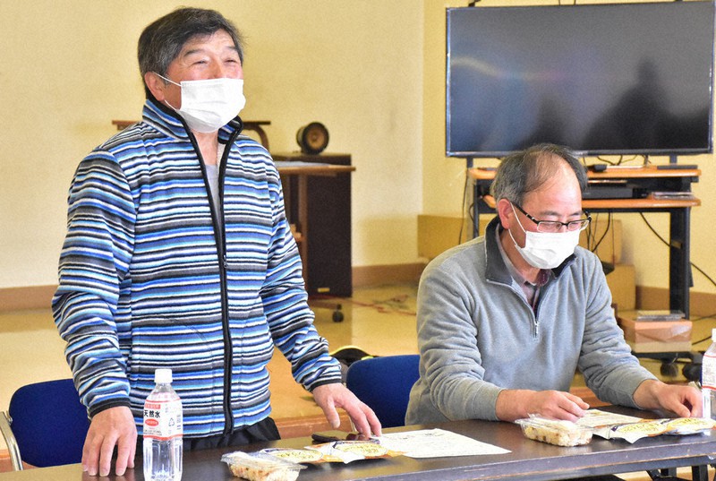 青森県三沢市三川目地区で開かれた防災講座で災害への備えについて話す渡辺長一さん(左)=同地区の三川目公民館で2021年2月28日午前11時5分、平家勇大撮影