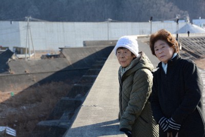 夫を亡くした堀子朝子さん（左）と高嶋キヨさん。堀子さんの夫が亡くなった防潮堤が散歩コースになった＝岩手県宮古市田老で２０２１年２月２８日午後３時１８分、安藤いく子撮影