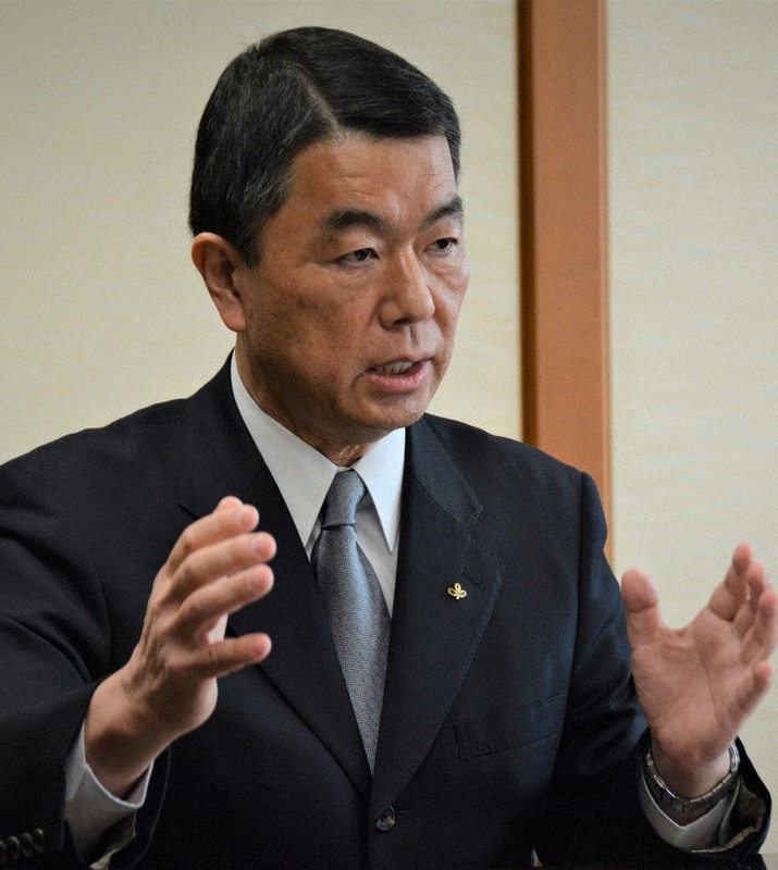 インタビューに答える村井嘉浩知事=宮城県庁で2021年2月22日午後1時26分、深津誠撮影