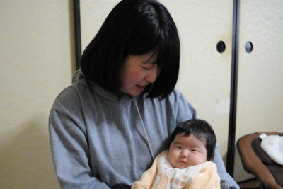 陽和ちゃんを抱く佐々木さん＝山形県鶴岡市で２０２１年２月１７日、長南里香撮影