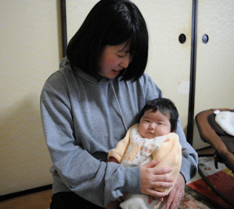 陽和ちゃんを抱く佐々木さん=山形県鶴岡市で2021年2月17日、長南里香撮影