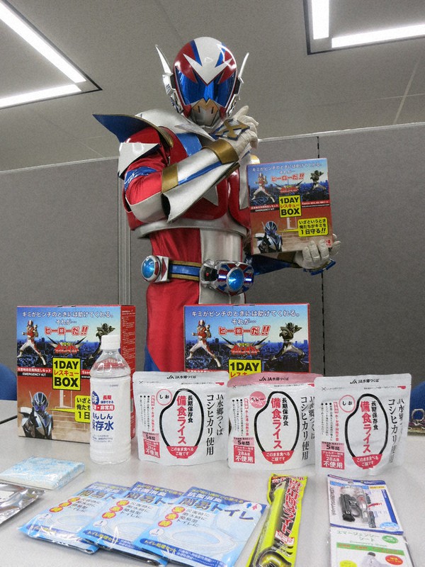 レスキューBOXをPRするご当地ヒーローのイバライガー=茨城県庁で2021年3月9日、鳥井真平撮影