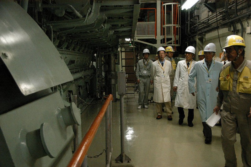 東京電力福島第1原発事故を受けて敦賀原発2号機の設備を視察する県原子力安全専門委員会の中川英之委員長(当時、右から2人目)ら=2011年3月14日、安藤大介撮影