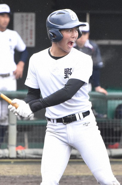 東海大甲府野球ダッフィー 東海大甲府試合前ノック』東海大相模もベンチで見つめる 外野