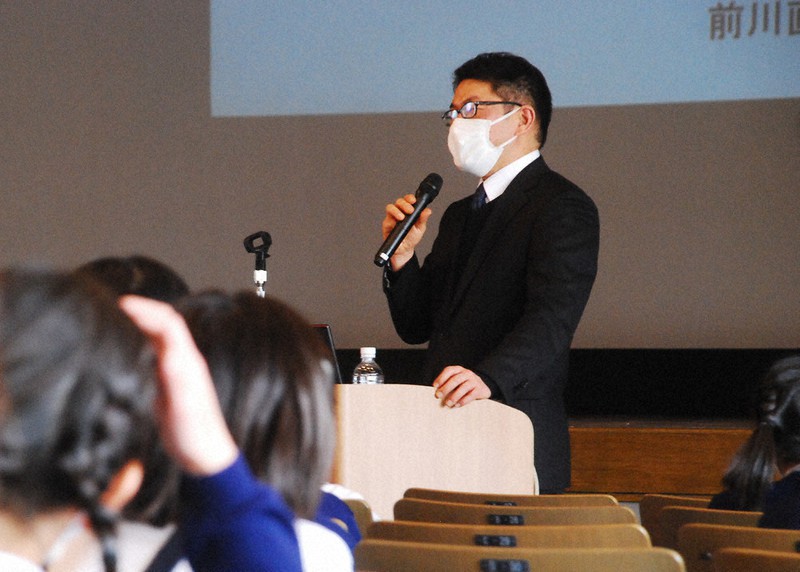 二つの震災から得た教訓を話す前川直哉さん=神戸市灘区の神戸海星女子学院小学校で、2021年3月9日午後1時31分 藤顕一郎撮影