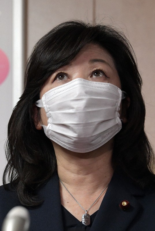 週刊誌の報道を受け、記者団の質問に答える自民党の野田聖子幹事長代行=東京都千代田区の同党本部で2021年3月11日午前11時34分、竹内幹撮影