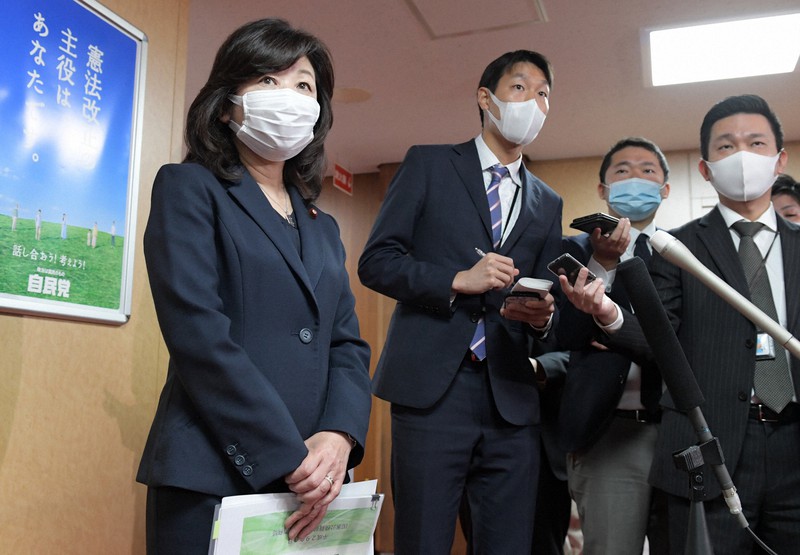 週刊誌の報道を受け、記者団の質問に答える自民党の野田聖子幹事長代行(左)=東京都千代田区の同党本部で2021年3月11日午前11時39分、竹内幹撮影