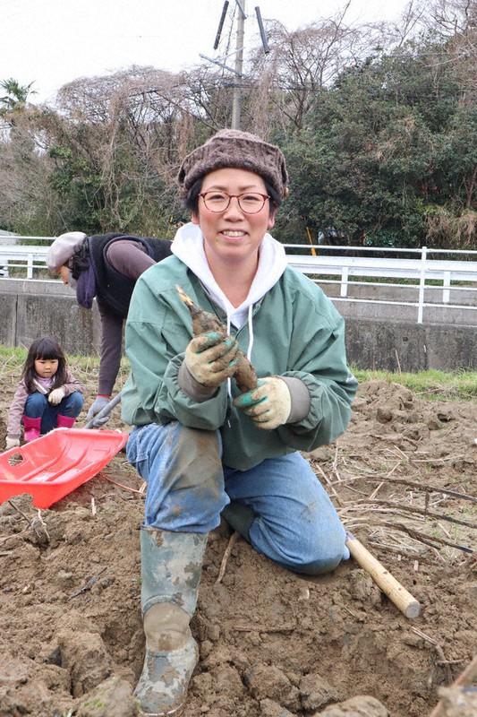 「土に触れて楽しむことが明日への活力にもなる」と知人家族をレンコンの収穫体験に招いた安元さん(中央)=福岡市西区で2021年3月7日、谷由美子撮影