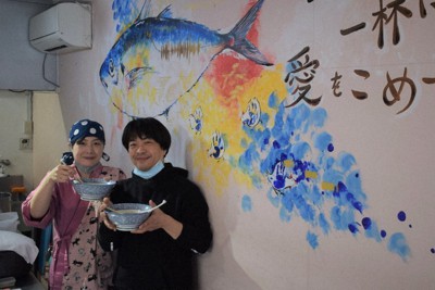 東北ゆかりのラーメン店を経営する笠原さん（右）と妻の美保さん＝大分市で２０２１年３月８日、津島史人撮影