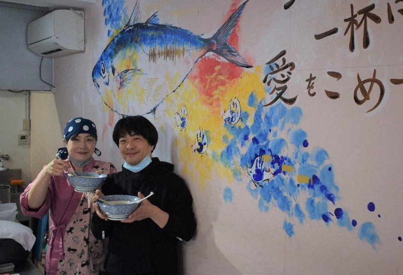 東北ゆかりのラーメン店を経営する笠原さん(右)と妻の美保さん=大分市で2021年3月8日、津島史人撮影