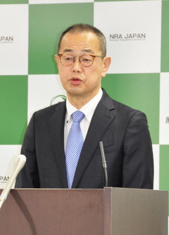 原子力規制委員会の事務局を担う原子力規制庁の職員に向けて訓示する更田豊志・規制委委員長=東京都港区の原子力規制庁で2021年3月11日午前10時21分、塚本恒撮影