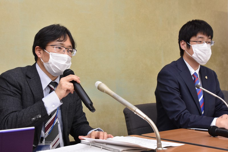 自殺した三菱電機の新入社員男性の労災認定について、記者会見で説明する遺族側代理人の嶋崎量弁護士(左)ら=東京都千代田区で2021年3月11日午後2時31分、矢澤秀範撮影