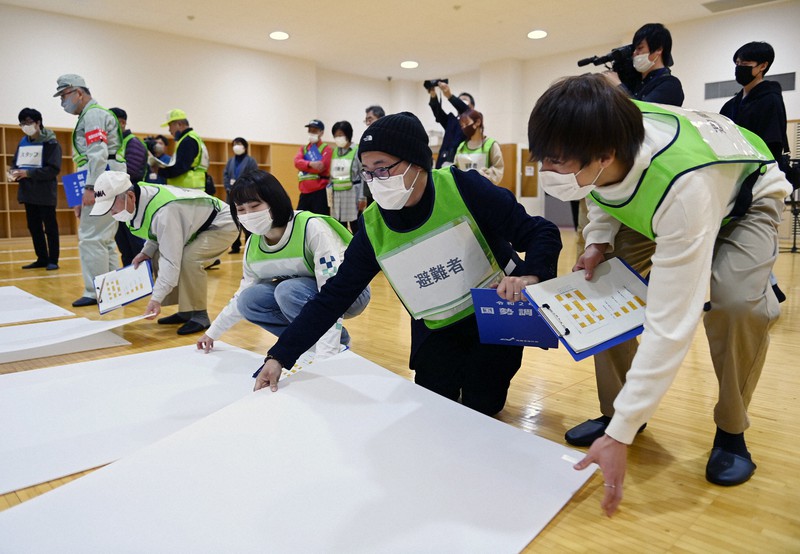 コロナ禍での避難所開設を想定した訓練で、パーティションを作る参加者たち=大阪市東淀川区の大阪経済大で2021年3月11日午後3時15分、猪飼健史撮影