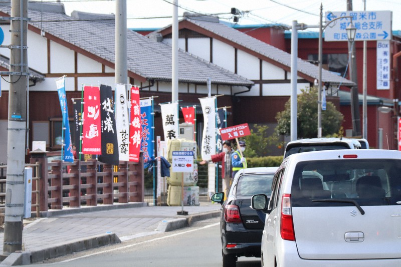 蔵元ののぼりが並ぶ「城島酒蔵ドライブスルー」の会場。日本酒好きの人たちが次々に車で訪れた=福岡県久留米市楢津で2021年2月13日午後0時56分、谷由美子撮影