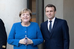 欧州の自立を目指す（メルケル独首相（左）とマクロン仏大統領）