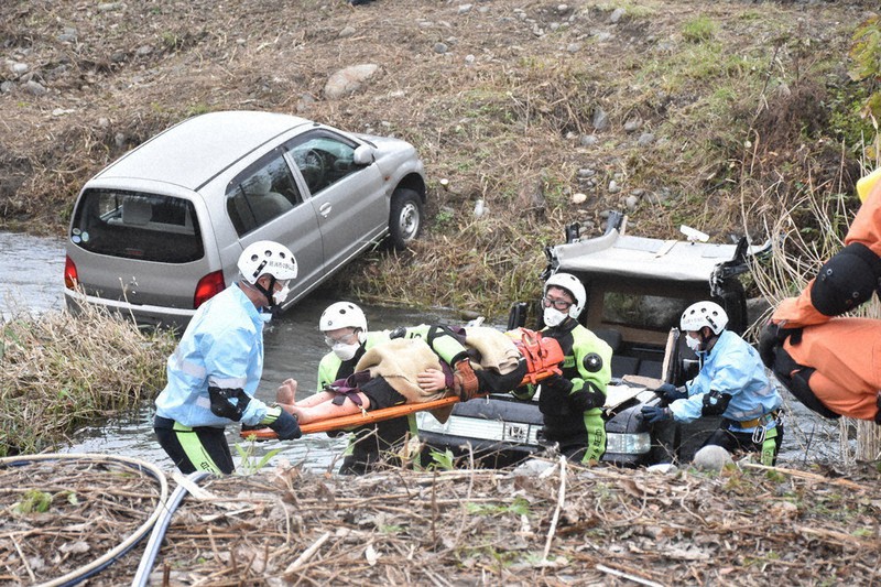 大規模災害に備え、中部6県警で作る中部管区広域緊急援助隊が毎年行っている合同訓練=石川県川北町で2020年11月
