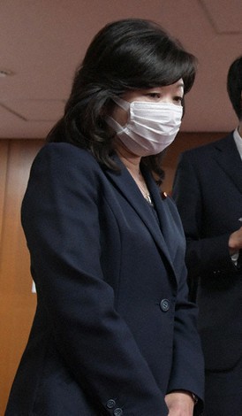 週刊誌の報道を受け、記者団の質問に答える自民党の野田聖子幹事長代行=東京都千代田区の同党本部で11日、竹内幹撮影