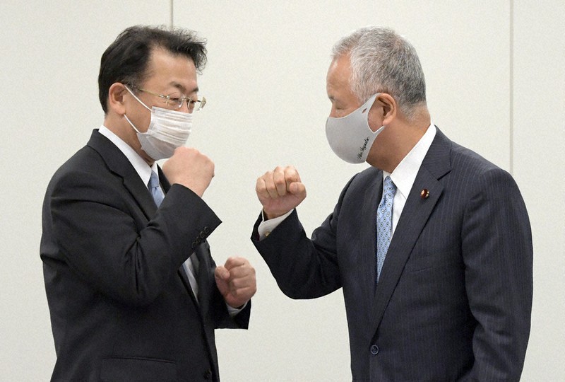 2021年度与党税制改正大綱決定の記者会見後、「グータッチ」をする自民党税制調査会の甘利明会長(右)と公明党税制調査会の西田実仁会長=衆院第2議員会館で2020年12月10日、竹内幹撮影