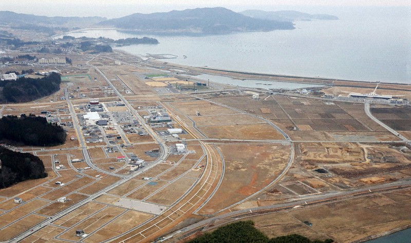岩手県陸前高田市の中心部。左はかさ上げして造成された新市街地だが、空き地も目立つ=1月26日、本社機「希望」から佐々木順一撮影