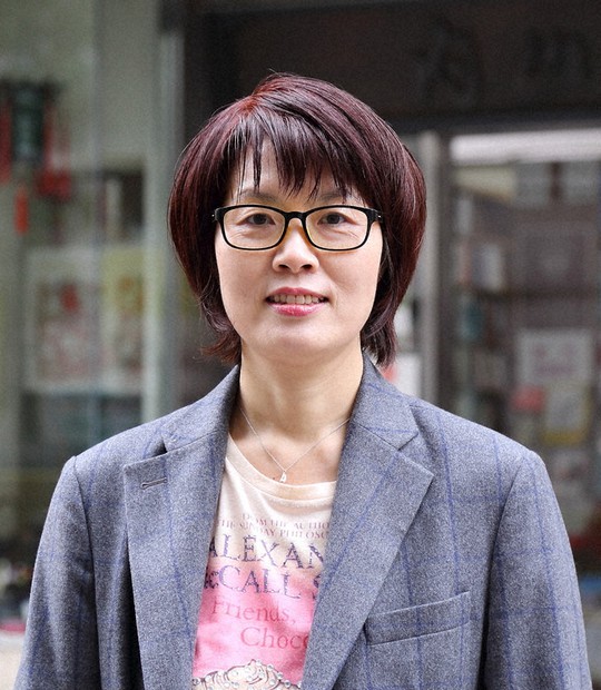 東京・神保町のブックカフェ「チェッコリ」で韓国文学を紹介している金承福さん=本人提供