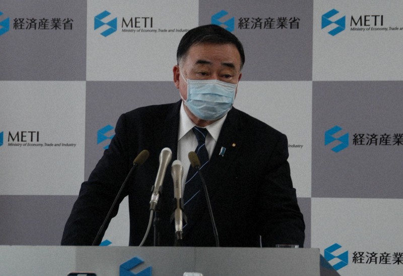 閣議後記者会見で記者の質問に答える梶山弘志経済産業相=東京都千代田区霞が関1の経産省で2021年3月12日午前9時45分、山下貴史撮影
