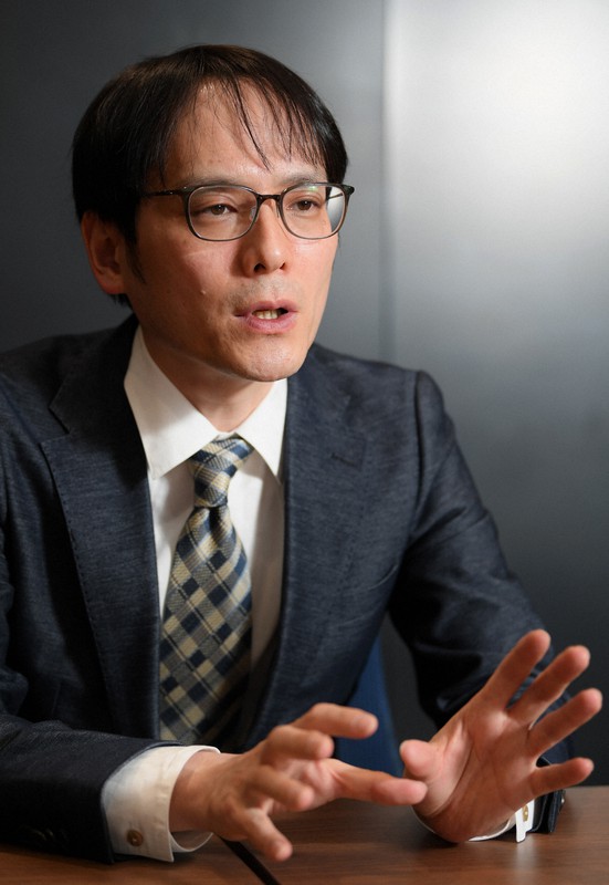 インタビューに答えるアニプレックスの中山信宏プロデューサー=東京都千代田区で2021年2月24日、西夏生撮影