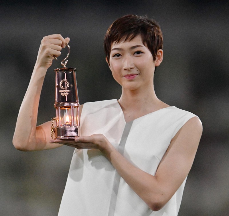聖火の入ったランタンを掲げる池江璃花子選手=東京・国立競技場で2020年7月23日午後8時22分(代表撮影)