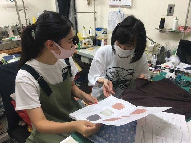 商品開発中の様子=筆者提供