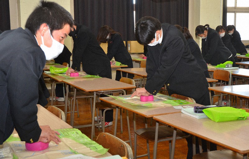 救命講習で心臓の形をした教材を両手で押す手本を示す坂入悠我さん(左)=茨城県境町の境高校で2021年2月24日、安味伸一撮影