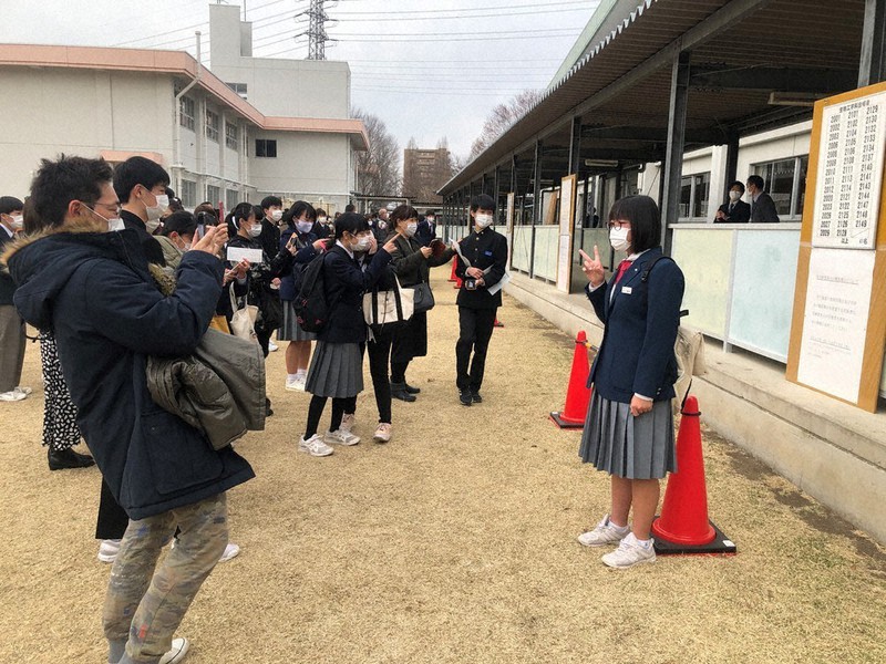 １万８８２人喜びの 春 県立高５９校で合格発表 栃木 毎日新聞