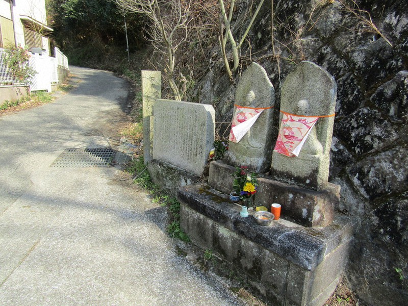 十三街道の石仏の傍らに神立茶屋辻の説明板。このあたりに茶屋が建ち並んでいたとは、想像しにくい=八尾市神立で2021年2月20日、松井宏員撮影
