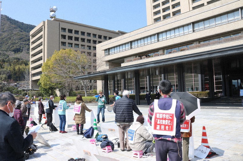 補助金復活を求め、県庁前でシュプレヒコールを挙げる座り込み参加者