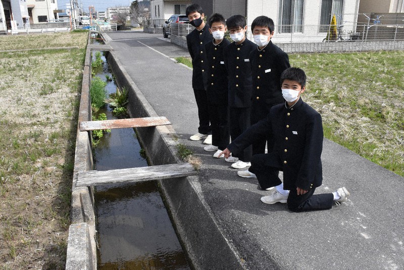 用水路から高齢男性を救助した中学生5人=香川県高松市林町で2021年3月12日午前10時5分、川原聖史撮影