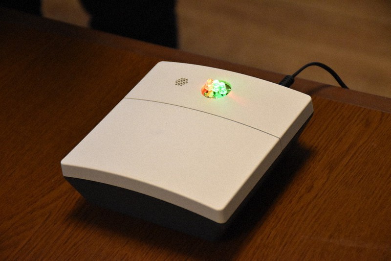 会話の声の大きさを検知する機器「静御膳」=青森市古川で2021年3月10日午後0時36分、江沢雄志撮影
