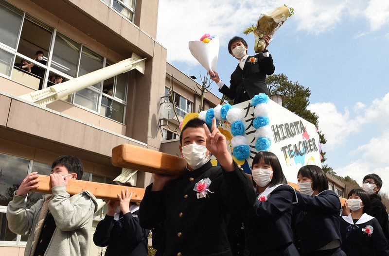 みこしに先生 卒業生 わっしょい 岐阜 高山市立中で卒業式 毎日新聞
