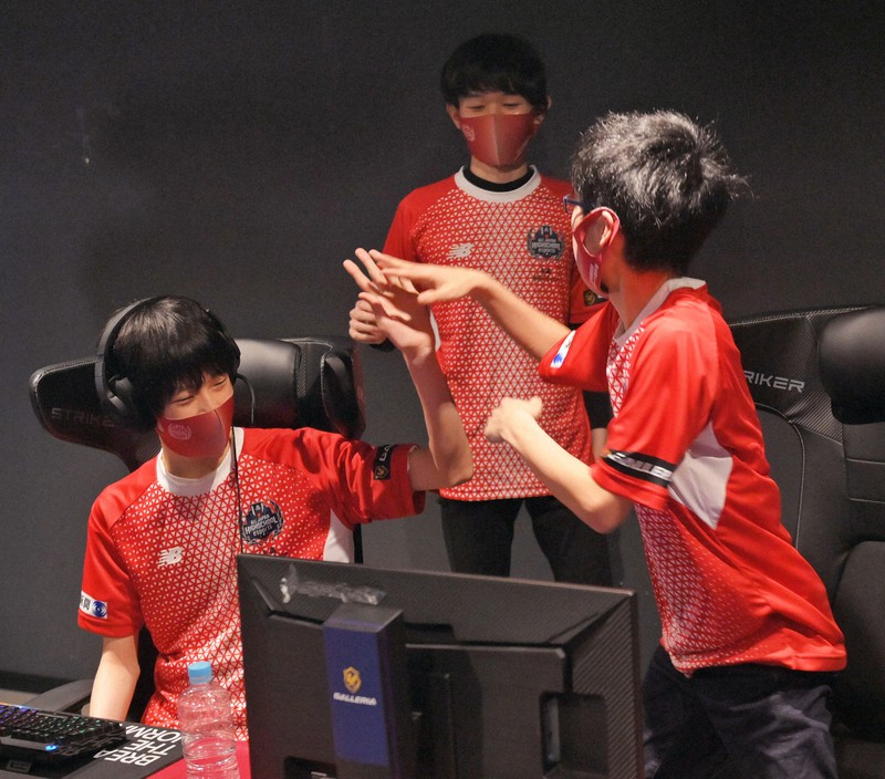 第3回全国高校eスポーツ選手権のロケットリーグ部門で優勝し、喜ぶN高の選手たち=東京都豊島区で2021年3月13日、手塚耕一郎撮影