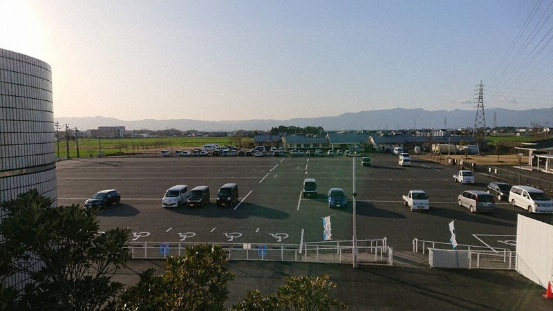 総合体育館裏の駐車場=野洲市冨波甲で、村瀬優子撮影